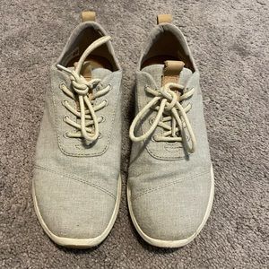 Toms women sneakers size 7. In good condition.